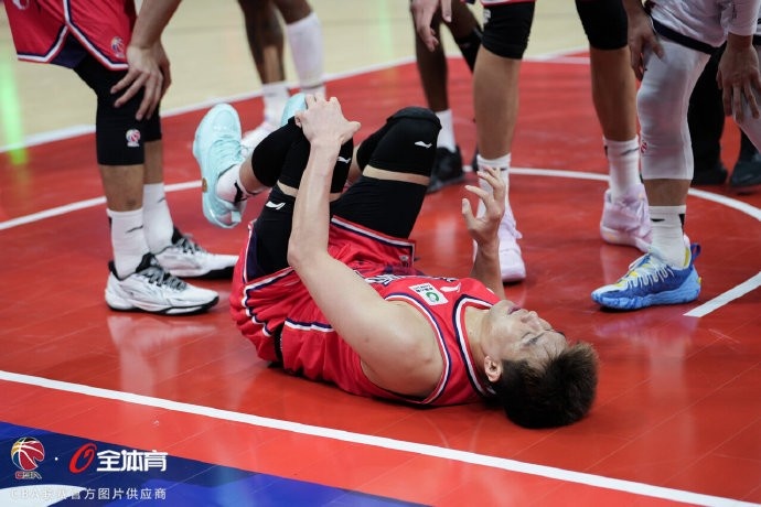 开云app-伤情报告:郭艾伦伤病位置为左膝前交叉韧带 将制定后续康复方案