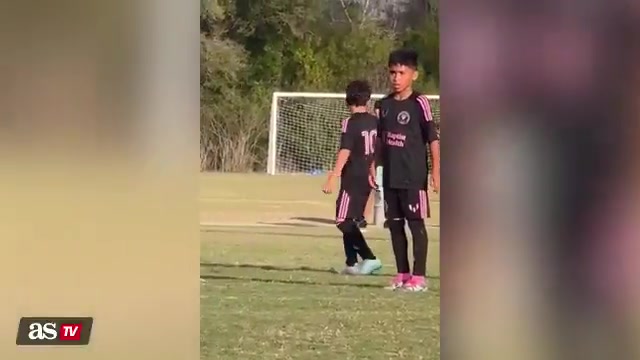 太像了！梅西小儿子西罗提前观察+过人+连续扣球+破门一气呵成