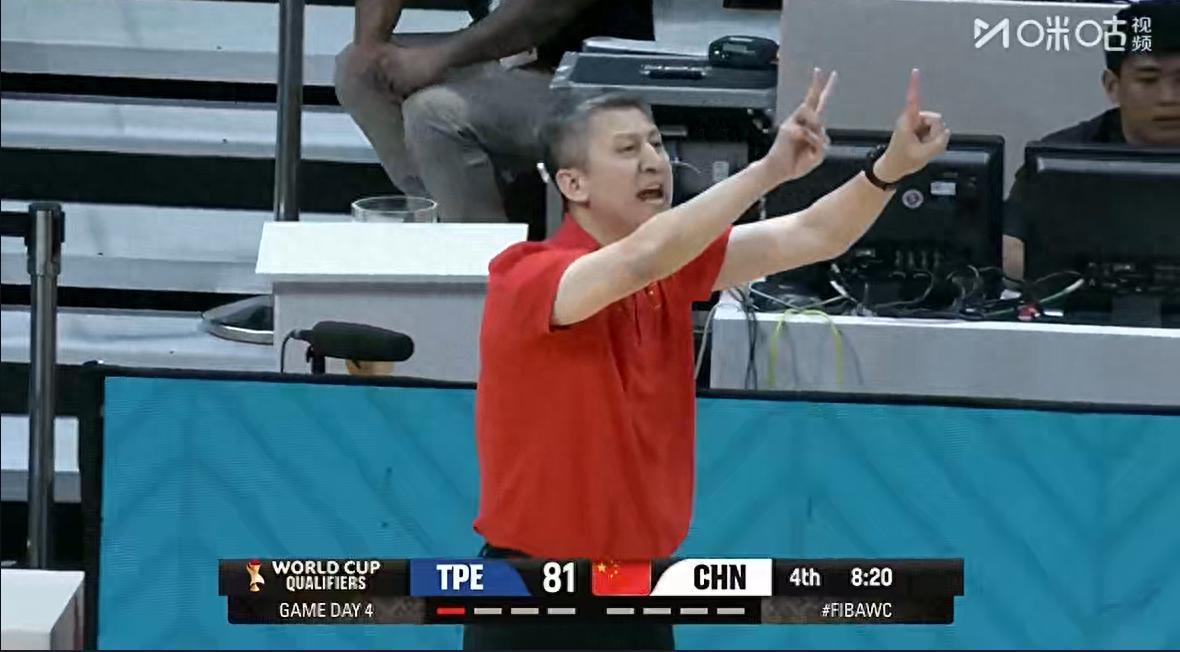 开云体育下载-谁注意到,赛后一官员在中国队更衣室哭得像小孩,郭导抱着他安抚